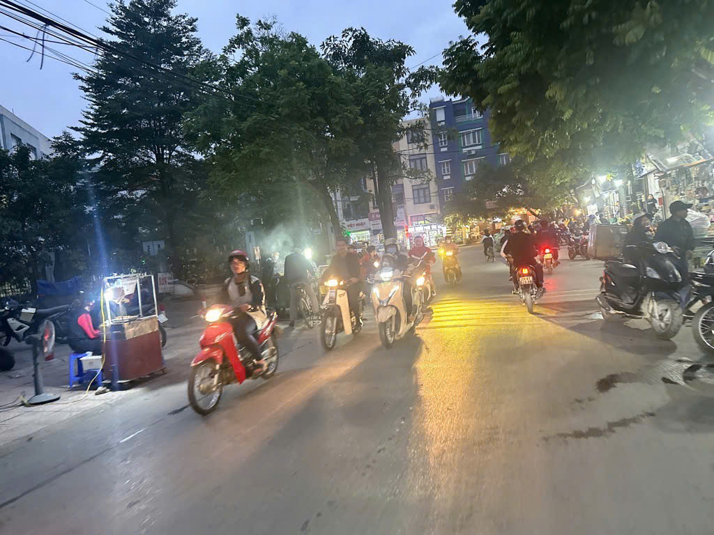 M_U_A ĐẤT TẶNG NHÀ – NGÕ THÔNG – TO RỘNG 2 Ô TÔ TRÁNH NHAU – KINH DOANH XUẤT SẮC, LỘC LÁ KHÔNG HẾT